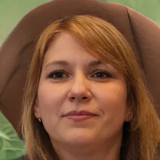 Isabella Martinez, art lover sharing experience with Fakeface face swap video online avatar